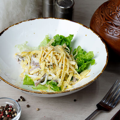 Салат с яичным блинчиком в Папаха по цене 427 ₽