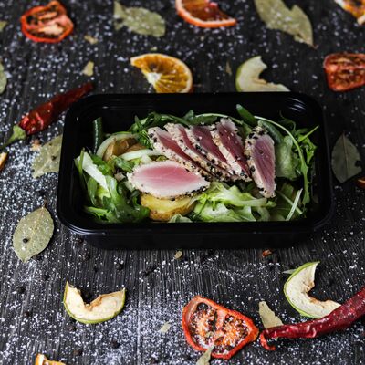 Зеленый салат с жареным в кунжуте тунцом Блю фин, картофелем Ратэ и зеленой фасолью с пикантной заправкой в Кафе RSC по цене 450 ₽