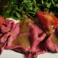 Ростбиф салат с томатами в Torro Grill