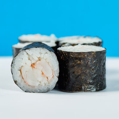 Ролл маки с креветкой в Русалочка любит суши по цене 330 ₽