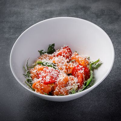 Салат с копчёным лососем и артишоками в Zest Coffee & Wine по цене 820 ₽