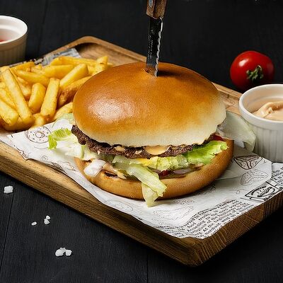 Бургер говяжий с картофелем фри в Шеф по цене 820 ₽