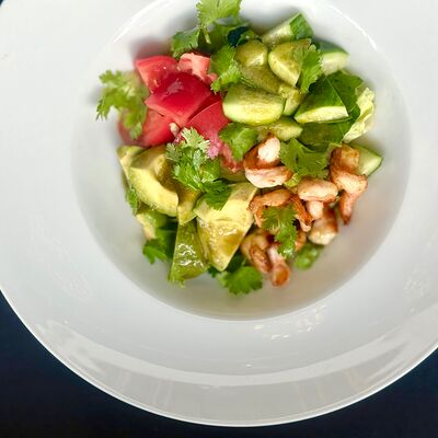 Креветки с авокадо и томатами в Pellegrino по цене 785 ₽