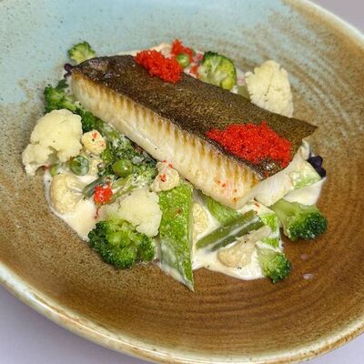 Стейк из палтуса с овощами в Сливочном соусе в Эрмитаж по цене 1400 ₽