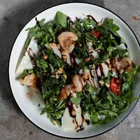 Салат с креветкой, руколой, томатами черри, пармезаном и кедровым орехом в ЗоЗо