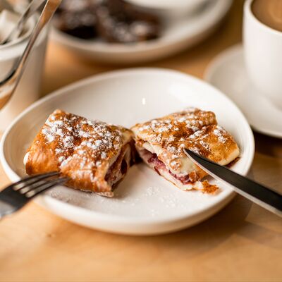 Финский блин с крем-чизом и вишневым джемом в Вот,блин!Кафе по цене 250 ₽