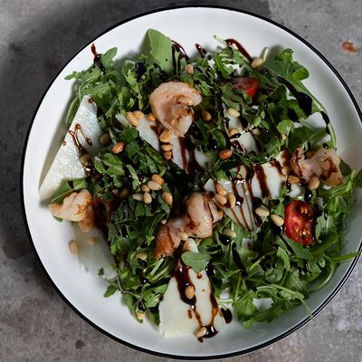 Салат с креветкой, руколой, томатами черри, пармезаном и кедровым орехом в ЗоЗо по цене 565 ₽