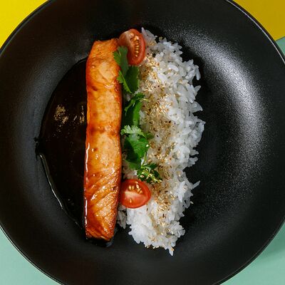 Стейк из лосося с соусом терияки и рисом, жаренным на кокосовом молоке в Сушки на макушке по цене 860