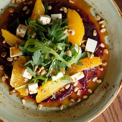 Карпаччо из свеклы с рукколой и фетаксой в Дюшес по цене 440