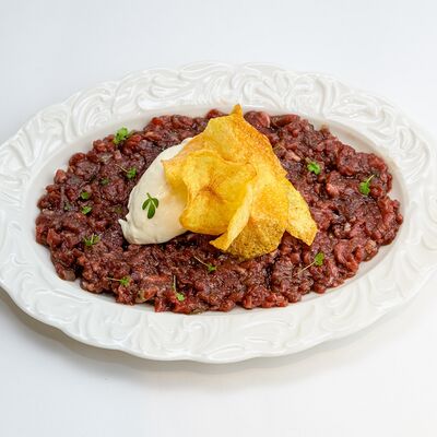 Тартар из говядины, мусс из пармезана, картофельные чипсы в Culture по цене 800 ₽