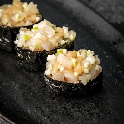 Гункан с Гребешком и зеленым яблоком в Хочу Краба Суши Маркет по цене 890 ₽