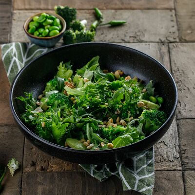 Зеленый салат с брокколи и орехами в Пряности & Радости на Васильевском по цене 590