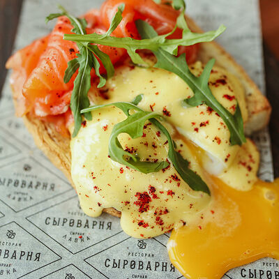 Лосось с яйцом и кремом из авокадо в Сыроварня по цене 750