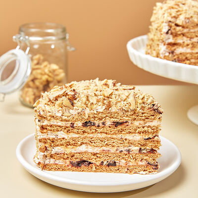 Торт с черносливом и грецким орехом в Брусника по цене 330 ₽