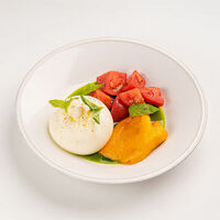 Буррата с печеным перцем и помидорами в Сыроварня