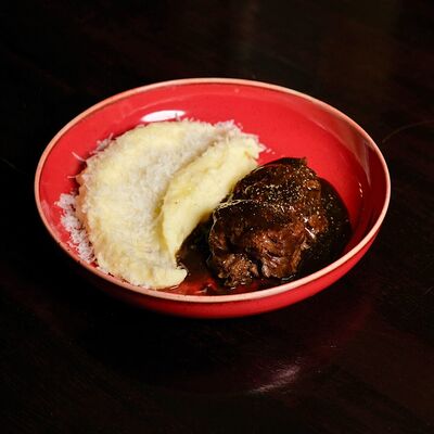 Томленые говяжьи щечки с картофельным пюре в Lions Head по цене 950 ₽