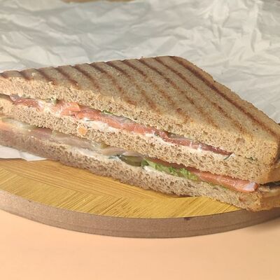 Сэндвич с лососем в Пряно-Румяно по цене 259 ₽