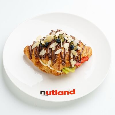 Круассан с нутеллой и фруктами в Nutland по цене 369 ₽