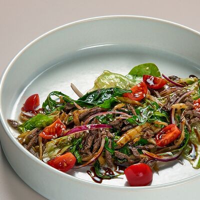 Теплый салат с рукколой и телятиной в Avgust13 по цене 1155 ₽