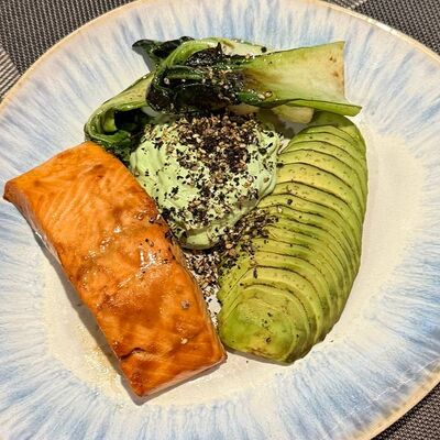 Стейк лосося с муссом васаби, авокадо и капустой пак-чой в Веранда по цене 1900 ₽