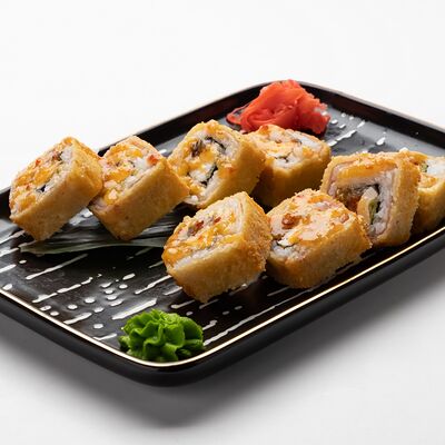 Горячий Цезарь ролл с беконом в Room-cafe по цене 610 ₽