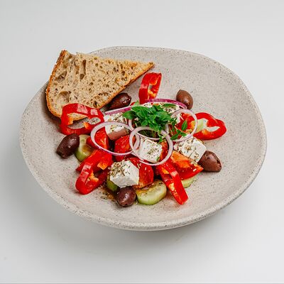 Греческий салат с ремесленным хлебом в Beyond по цене 890 ₽