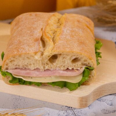 Сэндвич с ветчиной и сыром на чиабатте в Пекарня Буханка по цене 345 ₽