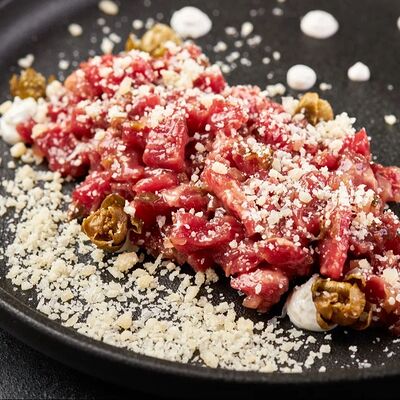 Тартар из говядины в По Чесноку по цене 555 ₽