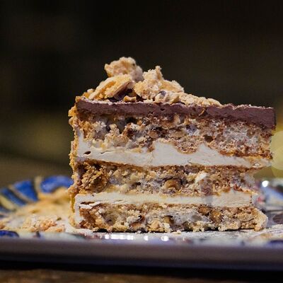 Торт воздушно-ореховый в Пилпили по цене 690 ₽