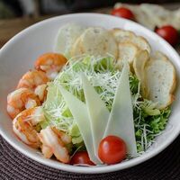 Салат Цезарь с креветками в Шафран