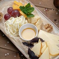 Ассорти сыров в Adriano