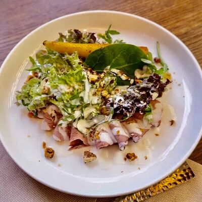 Салат с копченой утиной грудкой, грушей, горгонзоллой и грецким орехом в Миллениал по цене 730 ₽