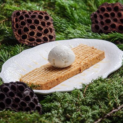 Медовик с ромашкой в Сказка по цене 530 ₽