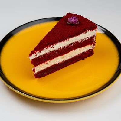 Пирожное Красный Бархат в Много хлеба по цене 201 ₽