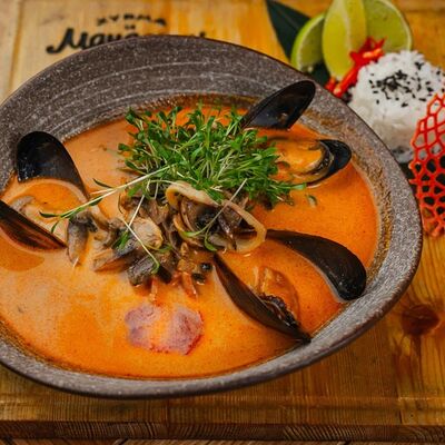 Том Ям с кальмаром и креветками в Хурма и мандарин по цене 1111 ₽