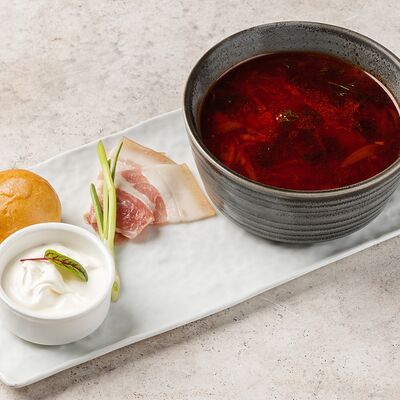 Борщ сибирский с пампушкой и салом в Ресторан Европа по цене 480 ₽