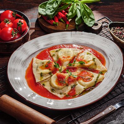 Равиоли с сыром моцарелла и базиликом в Пельмения по цене 778 ₽