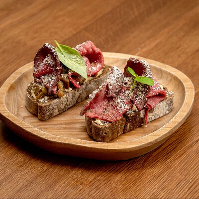 Брускетта с ростбифом в Il Pizzaiolo по цене 580 ₽