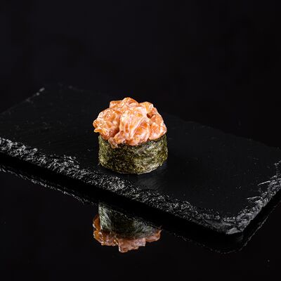 Гункан с Лососем в Otaru по цене 199 ₽