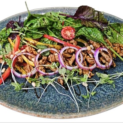 Теплый салат с говядиной и кедровым орехом фирменный в Хлебное семейство по цене 650 ₽