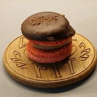 Макарон Вишня в шоколаде в Coffee Pit
