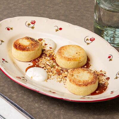 Сырники с фирменной соленой карамелью в Breakfast House по цене 860 ₽