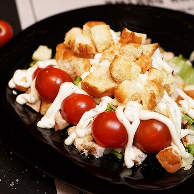 Салат Цезарь в МЯСО ЕСТЬ по цене 310 ₽