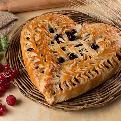 Сердце-пирог с черной смородиной в Пироговая лавка по цене 3160 ₽