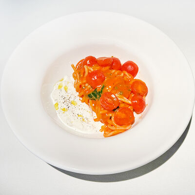 Спагетти с томатным соусом и страчателлой в Прошуттерия по цене 930 ₽