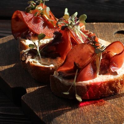 Брускетта с ростбифом и кремом из копченого сыра в Хюгге Сырный ресторан по цене 590 ₽