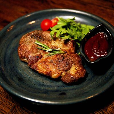 Пряный стейк из шеи с соусом BBQ в Рога Лося по цене 420 ₽