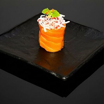 Гункан с крабом в лососе в Бейкер суши по цене 339 ₽