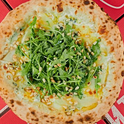 Пицца с грушей и горгондзолой в Кафе Итальянцы по цене 590 ₽