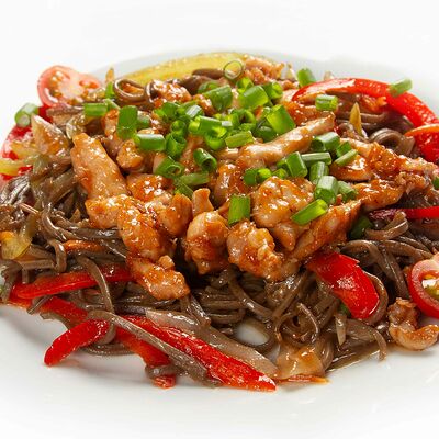 Wok лапша гречневая с курицей в Премьер Пицца по цене 439 ₽